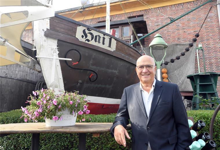Lutz Natusch vor dem Restaurant.