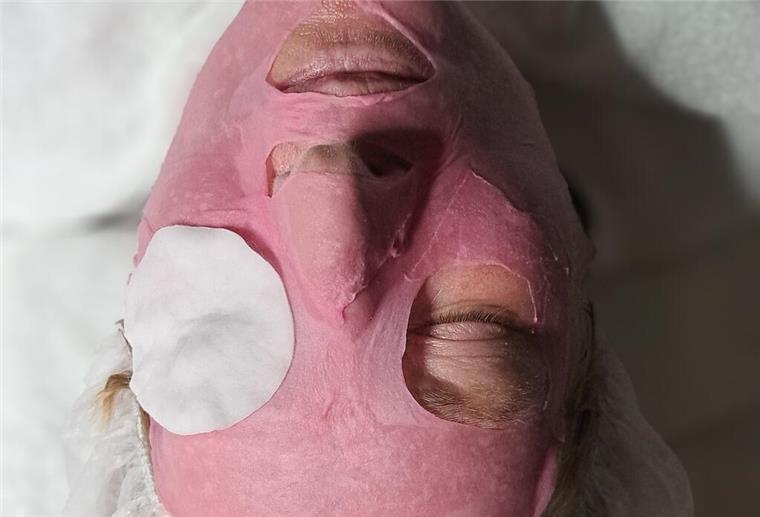 Mensch trägt eine Gesichtsmaske