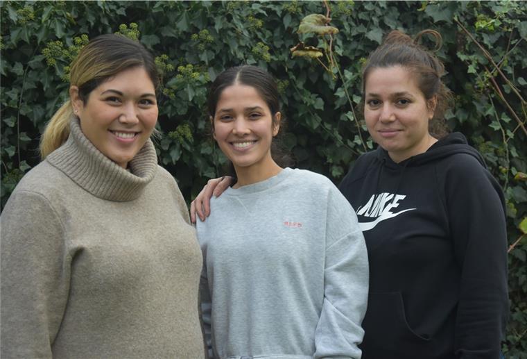 Gesucht: Menschen, die Flüchtlingen helfen möchten Das Foto zeigt Lynda Fahjen zusammen mit Melissa und Hanife Taheri.