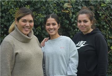 Das Foto zeigt Lynda Fahjen zusammen mit Melissa und Hanife Taheri. 