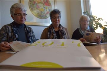 "Mach was draus": Inga Herrmann (von links), Dr. Karen Strehlow und Annette Faße stellen das neue Programmheft der VHS vor.