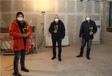Machen sich ein Bild von der Baustelle (von links): Vorsitzende Sigrid Kellmer-Huth, Vorstandsmitglied Ulf Voigts und Ingenieur Joachim Wagenschütz. 