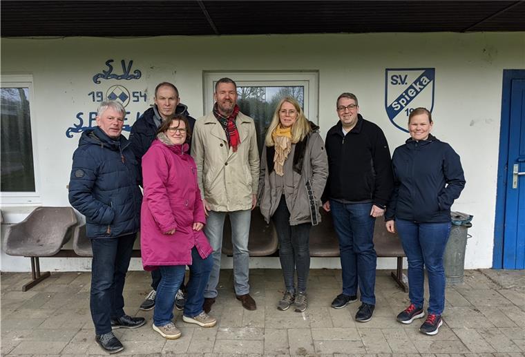 Machen sich für einen Tante-Enso-Laden in Spieka stark: (von links) Wolfgang Wilhelm, Ralf Löhrke, Anne Addicks, Thorsten Bausch, Ilona Löhrke, Marco Wtthohn und Nadine Eits.