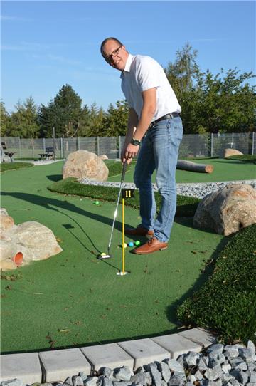 Macht Spaß, setzt jedoch Konzentration voraus: Manuel Kuhn, Badleiter der Moor-Therme, schlägt probeweise schon mal ein paar Bälle über die neue Adventure-Golf-Anlage. Am Dienstag ist Eröffnung.