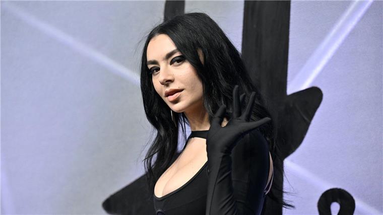 Britisches Wörterbuch kürt „brat“ zum Wort des Jahres Machte den Begriff „brat“ mit ihrem Albumtitel groß: Charli XCX. (Archivbild)