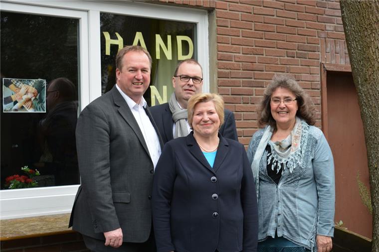 Machten sich ein Bild von der Arbeit der Ehrenamtlichen: Landtagsabgeordneter Uwe Santjer (von links), Bürgermeister Thorsten Krüger, Sozialministerin Cornelia Rundt mit der Leiterin der Schleuse, die auch Träger des Ladens ist, Renate Sturm. 