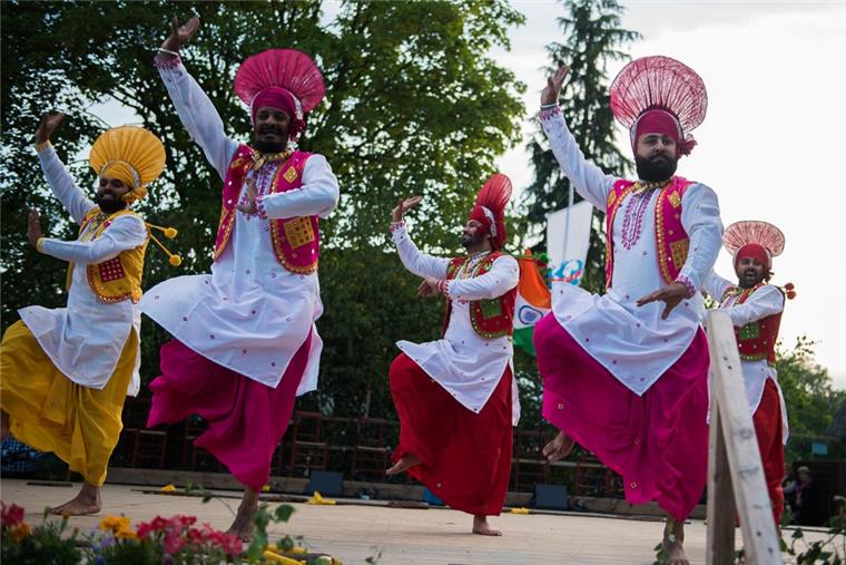 Machten Spaß: farbenfroh und schwungvoll präsentiert sich die indische Trachtengruppe. 