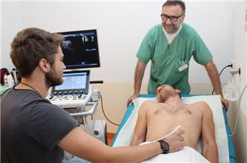 Maciej Tomtala, Chefarzt der Inneren Medizin (hinten rechts) verlässt die Helios-Klinik Wesermarsch zum Jahresende. Das Foto zeigt ihn bei einem Sonografie-Kurs mit Medizinstudenten.