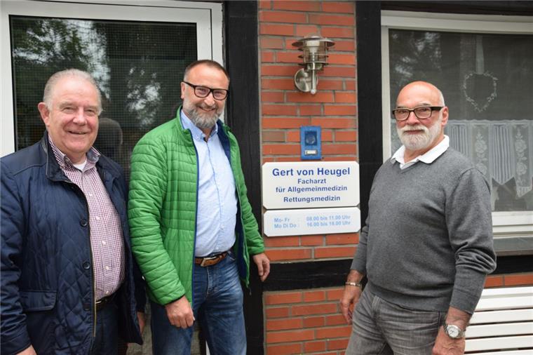 Maciej Tomtala (Mitte), zurzeit noch Chefarzt der Inneren Medizin bei der Helios Klinik Wesermarsch, wird am 1. Januar 2020 die Schweier Hausarzt-Praxis von Gert von Heugel übernehmen. Darüber freut sich auch Stadlands Bürgermeister Klaus Rübesamen (links)