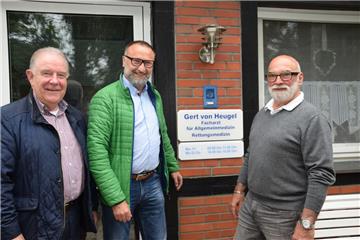 Maciej Tomtala (Mitte), zurzeit noch Chefarzt der Inneren Medizin bei der Helios Klinik Wesermarsch, wird am 1. Januar 2020 die Schweier Hausarzt-Praxis von Gert von Heugel übernehmen. Darüber freut sich auch Stadlands Bürgermeister Klaus Rübesamen (links)
