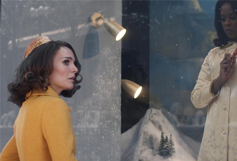 Streamingtipps für den Juli: Diese Serien-Highlights starten bei Netflix und Co Maddie Schwartz (Natalie Portman) versucht in „Lady in the Lake“ als investigative Journalistin die Hintergründe zweier Morde aufzuklären.
