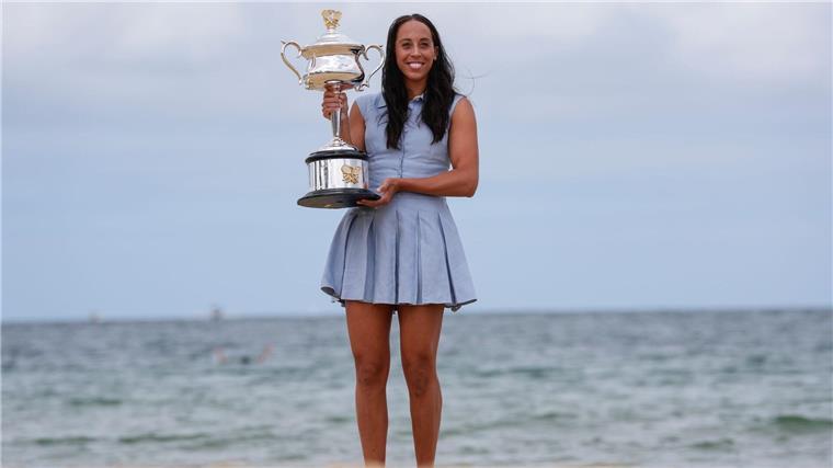 „Hab’s geschafft“: Kämpferin Keys besiegt Versagensängste Madison Keys hält den Daphne Akhurst Memorial Cup in den Armen.