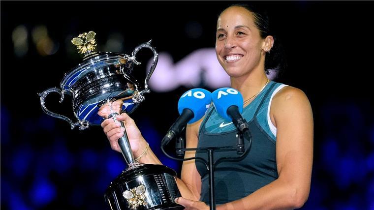 „Hab’s geschafft“: Kämpferin Keys besiegt Versagensängste Madison Keys hält stolz die Trophäe für ihren Finalsieg in den Händen.