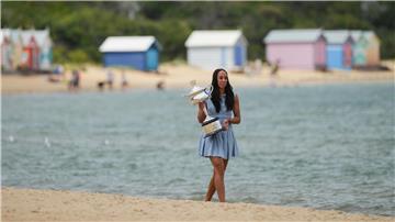 Madison Keys war sichtlich stolz beim Fotoshooting als Australian-Open-Gewinnerin.