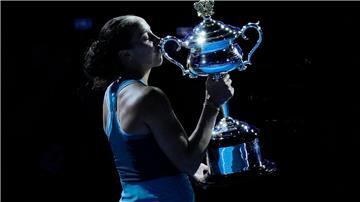 Madison Keys wollte den Pokal gar nicht mehr aus den Händen geben