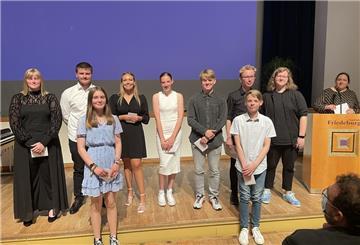 Madlen Sloma (von links), Dario Grimm, Ida Buchholz, Anna Tönjes, Jella Wessels, Tjork Hinrichs, Lukas Kammel, Tjork Netzker und Sandra Eilers wurden von Schulleiterin Tanja Buse mit Geschenken für besondere Leistungen oder besonderes Engagment geehrt.