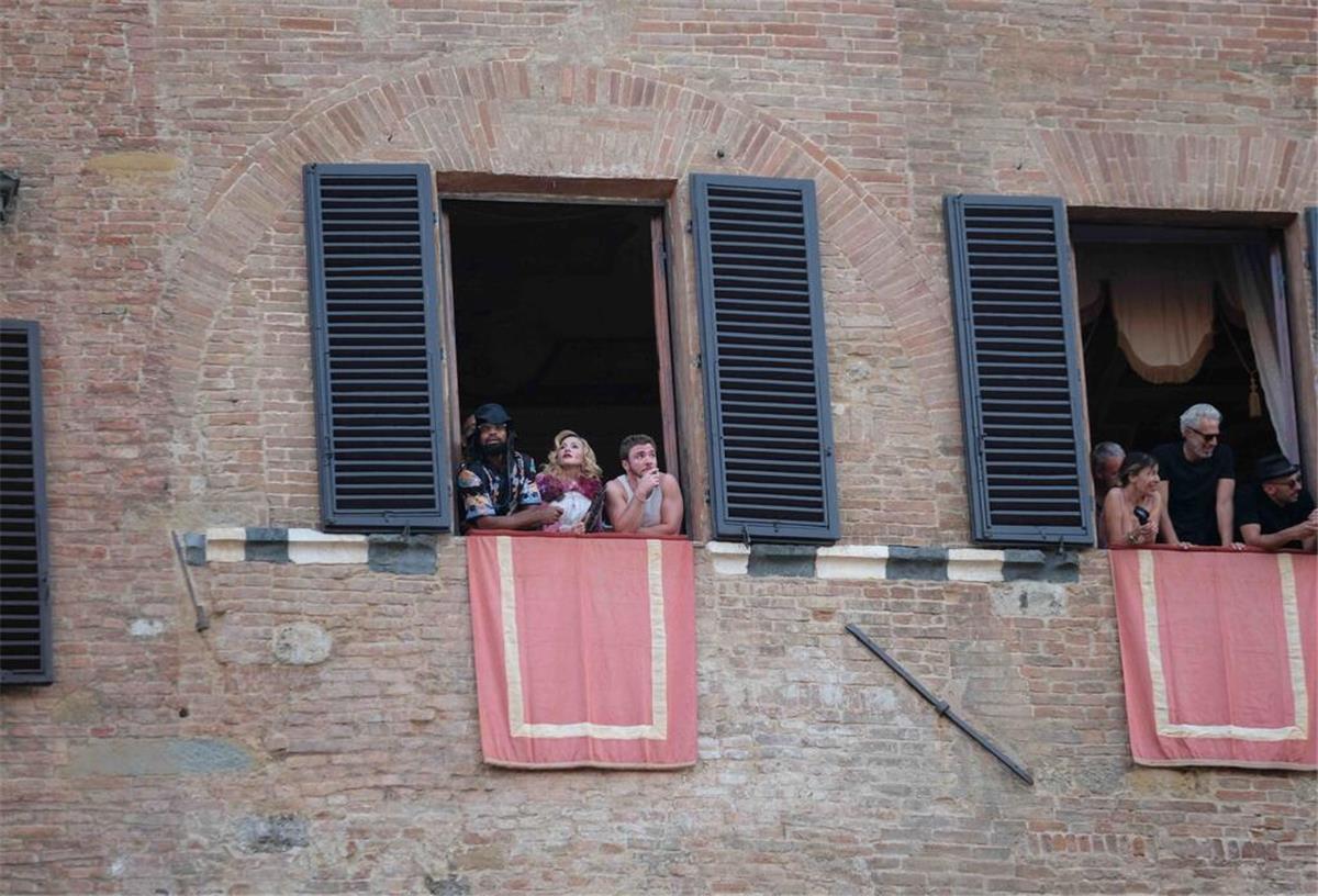 Madonna feiert 67. Geburtstag beim Pferderennen in Italien Madonna verfolgte an ihrem 67. Geburtstag das „Palio di Siena“.