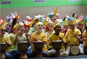 Mächen und Jungen der Grundschule Tarmstedt feiern den Abschluss ihrer Projektwoche mit einem Konzert.