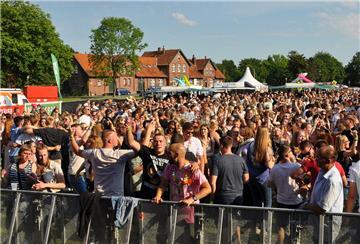 Mächtig Party-Stimmung auf dem Marktplatz in Rodenkirchen, der zum Klein-Mallorca wurde: Gut 1500 Besucherinnen und Besucher feierten bis in die Nacht zu bekannten Hits.
