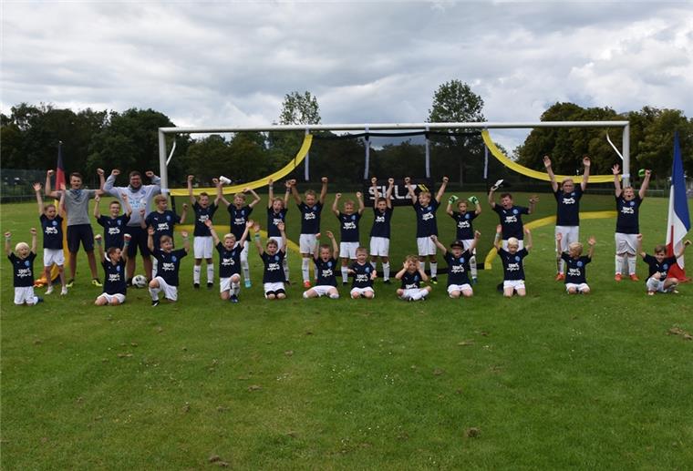 Junge Fußballer toben sich in Abbehausen aus Mächtig Spaß haben die Fünf- bis 13-Jährigen während des Fußballcamps in Abbehausen.