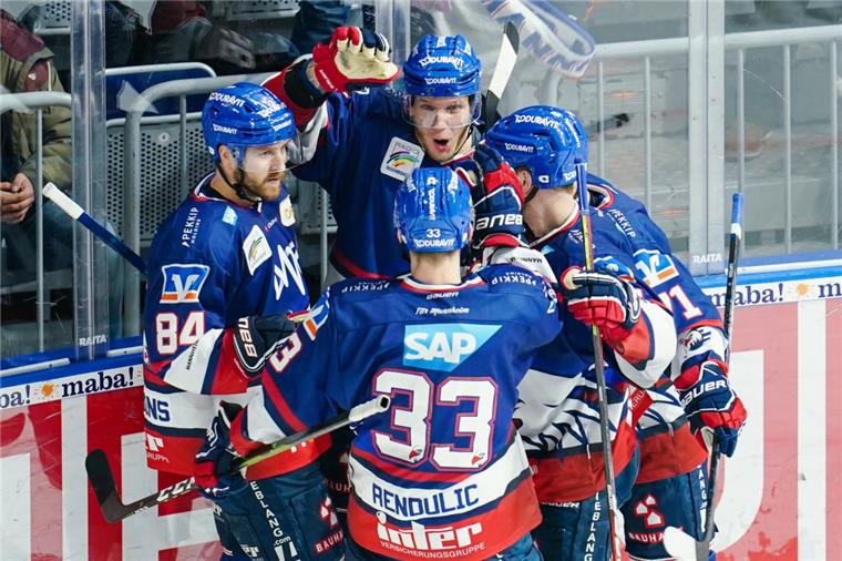 Mächtige Truppe: Meister Adler Mannheim kommt am Sonntag nach Bremerhaven.

