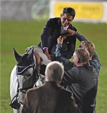 Mächtigkeitsspringen unter Flutlicht. Tim-Uwe Hoffmann erhält das goldene Reitabzeichen. Foto: Scheschonka