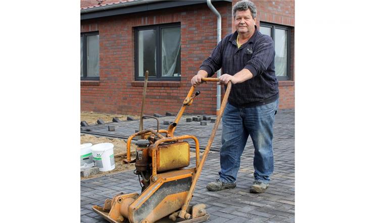 Mädchen für alles: Ewald Bammann kümmert sich hingebungsvoll um den Neubau des Badenstedter Feuerwehrhauses.