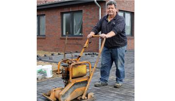 Mädchen für alles: Ewald Bammann kümmert sich hingebungsvoll um den Neubau des Badenstedter Feuerwehrhauses.