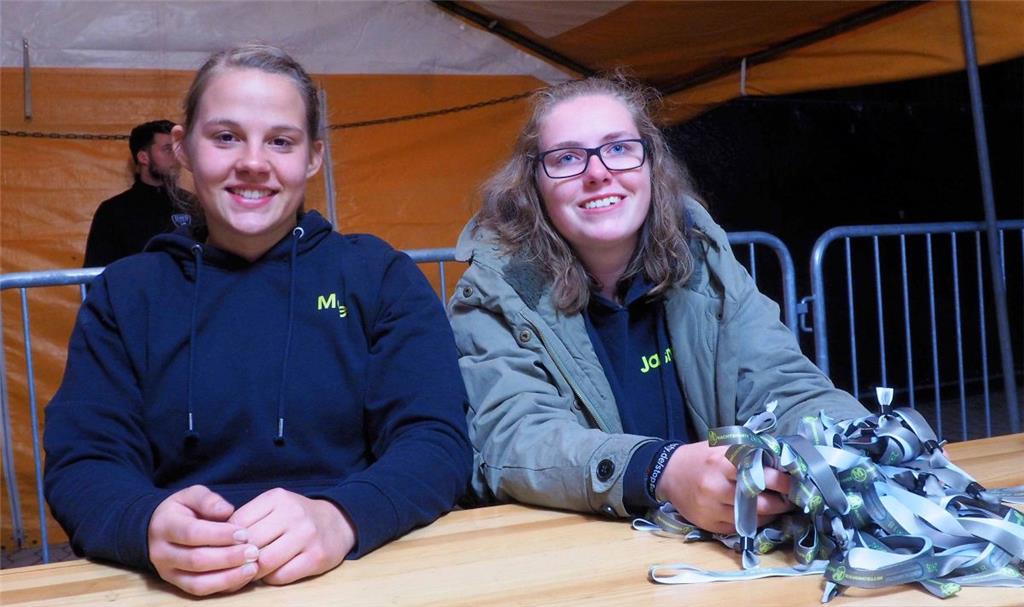 Mael und Jasmin von der Brameler Landjugend gaben die Armbänder aus.