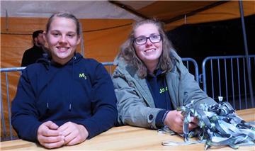 Mael und Jasmin von der Brameler Landjugend gaben die Armbänder aus.