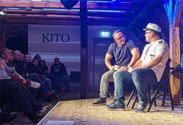 „Männer, die aufs Wasser starren“: Joschka Traue (links) und Nico Flathmann haben ihre Bühnenpremiere in Vegesack vor 150 Gästen gefeiert.