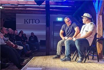 „Männer, die aufs Wasser starren“: Joschka Traue (links) und Nico Flathmann haben ihre Bühnenpremiere in Vegesack vor 150 Gästen gefeiert.