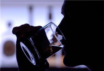 in Bar-Besucher genießt in einer Szene-Bar in Frankfurt am Main ein Glas Whiskey mit Eis.