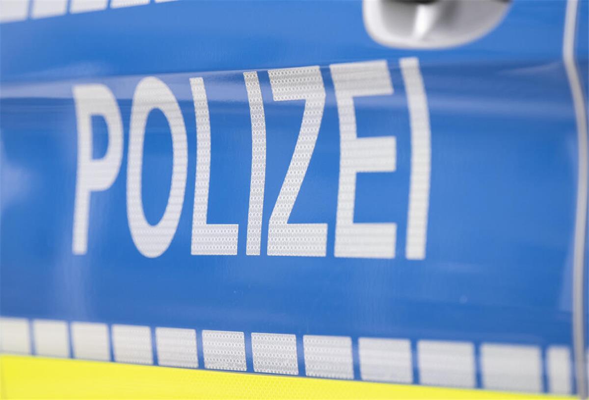 Seitenansicht eines Autos mit der Aufschrift Polizei. Männer mit Kurzwaffen haben in Kirchlinteln für Aufregung gesorgt. 