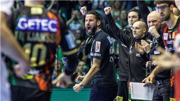 Magdeburgs Trainer Bennet Wiegert (M) gewohnt emotional an der Seitenlinie