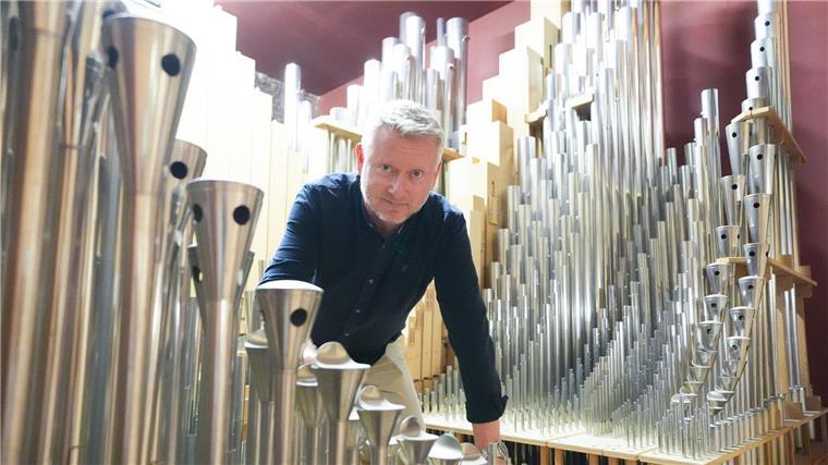 Magne Draagen bei der Orgel auf dem Dachboden.