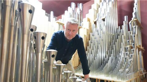 Magne Draagen bei der Orgel auf dem Dachboden.