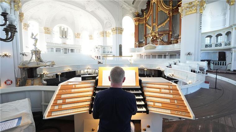 Magne Draagen ist Organist. Er spielt die Orgel im Hamburger Michel.