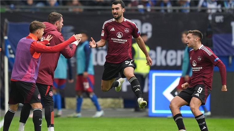 Kloses Nürnberger punkten auch beim Hamburger SV Mahir Emreli (M) jubelt nach seinem Ausgleichstor für den FCN.