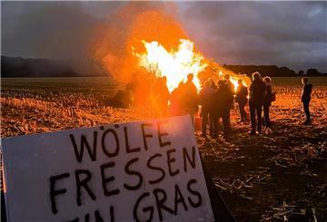 Mahnfeuer auf einem Acker in Wense: Landwirte und Weidetierhalter sprechen über ihre Sorgen und machen ihrem Unmut Luft.