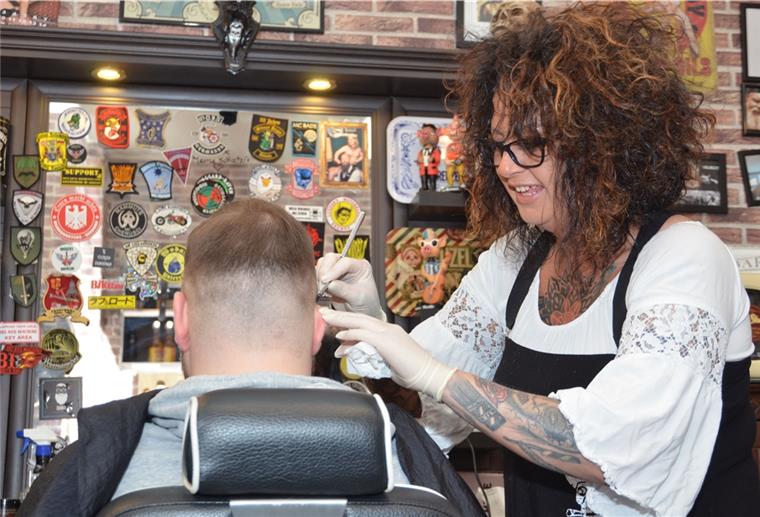 Maike Buschhüter bei der Arbeit. Sie hofft, dass sie noch möglichst lange in ihrem Barbershop für die Kunden da sein kann.