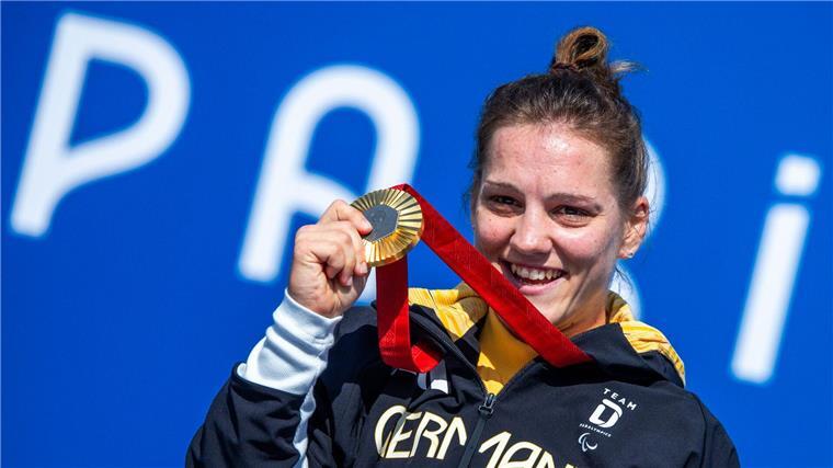 Maike Hausberger jubelt sich über ihre Goldmedaille im Einzelzeitfahren.