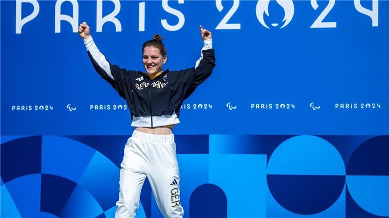 Maike Hausberger jubelt über Gold
