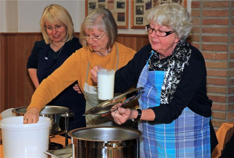 Maike Holsten aus Tarmstedt (von links), Gisela Augustin aus Westertimke und Angelika König aus Winkeldorf erleben, wie aus Milch ganz langsam Käse entsteht. Bei der Käseherstellung heißt es vor allem: warten.  