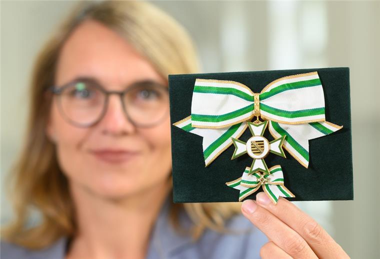 Steinmeier führt 40-Prozent-Frauenquote bei Verdienstorden ein Maike Liebschner, Protokollchefin der Sächsischen Staatskanzlei hält den Verdienstorden des Freistaates Sachsen in der Damenausführung in der Hand.