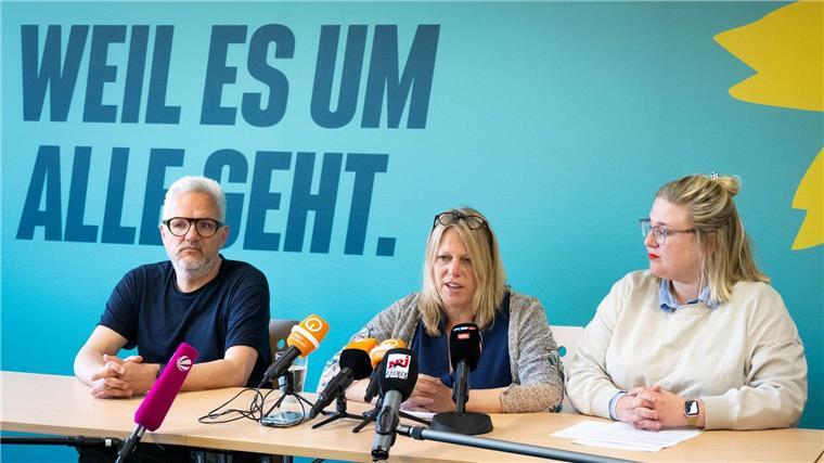Bremer Grünen-Spitze stellt sich nicht zur Wiederwahl Maike Schaefer (M), Spitzenkandidatin von Bündnis 90/Die Grünen, Alexandra Werwath (r), und Florian Pfeffer, Landesvorstandssprecher, geben eine Pressekonferenz.
