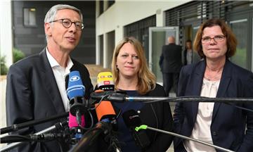 Maike Schaefer (mitte), Fraktionsvorsitzende von Bündnis 90/Die Grünen in der Bremischen Bürgerschaft, Carsten Sieling (SPD), Bürgermeister in Bremen, und Kristina Vogt, Fraktionsvorsitzende von Die Linke in der Bürgerschaft, geben ein gemeinsames Statement ab.