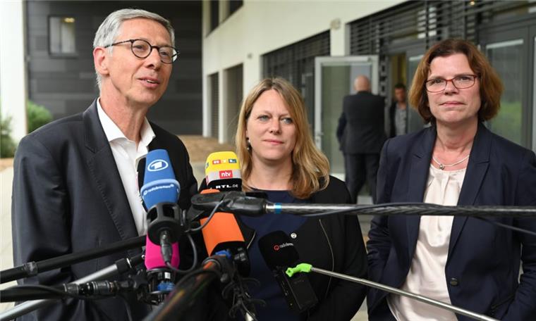 Maike Schaefer (Mitte), Fraktionsvorsitzende von Bündnis 90/Die Grünen in der Bremischen Bürgerschaft, Carsten Sieling (SPD), Bürgermeister in Bremen, und Kristina Vogt, Fraktionsvorsitzende von Die Linke in der Bürgerschaft, geben nach dem Auftakt der Koalitionsverhandlungen über ein rot-grün-rotes Regierungsbündnis ein gemeinsames Statement ab.