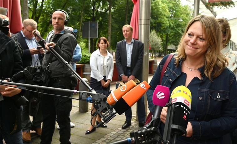 Maike Schaefer, Spitzenkandidatin der Grünen zur Bürgerschaftswahl im Land Bremen, gibt vor der Parteizentrale der CDU ein Interview.