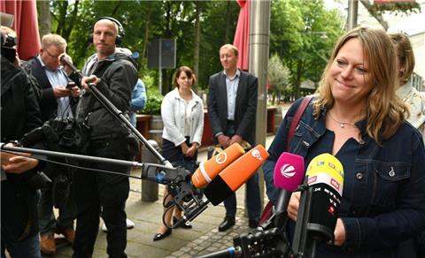 Maike Schaefer, Spitzenkandidatin der Grünen zur Bürgerschaftswahl im Land Bremen, gibt vor der Parteizentrale der CDU ein Interview.